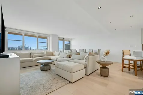 6040 Boulevard East West New York NJ 07093
