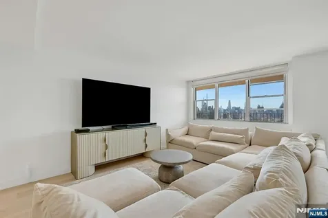 6040 Boulevard East West New York NJ 07093