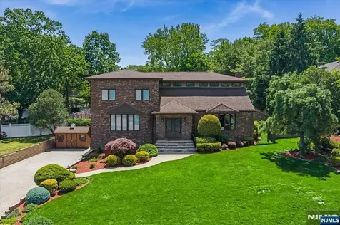 31 Forest Hills Way Cedar Grove NJ 07009