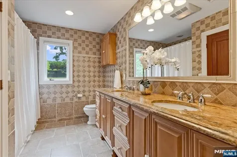 31 Forest Hills Way Cedar Grove NJ 07009