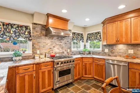 37 Van Dyke Drive Ho-ho-kus NJ 07423
