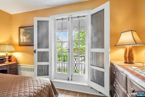 37 Van Dyke Drive Ho-ho-kus NJ 07423
