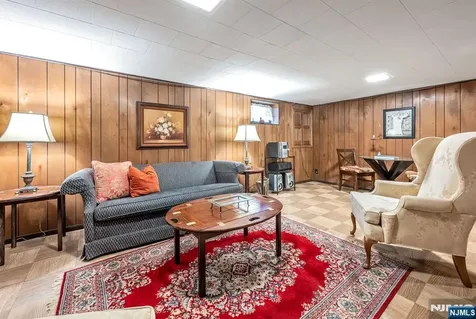 37 Van Dyke Drive Ho-ho-kus NJ 07423