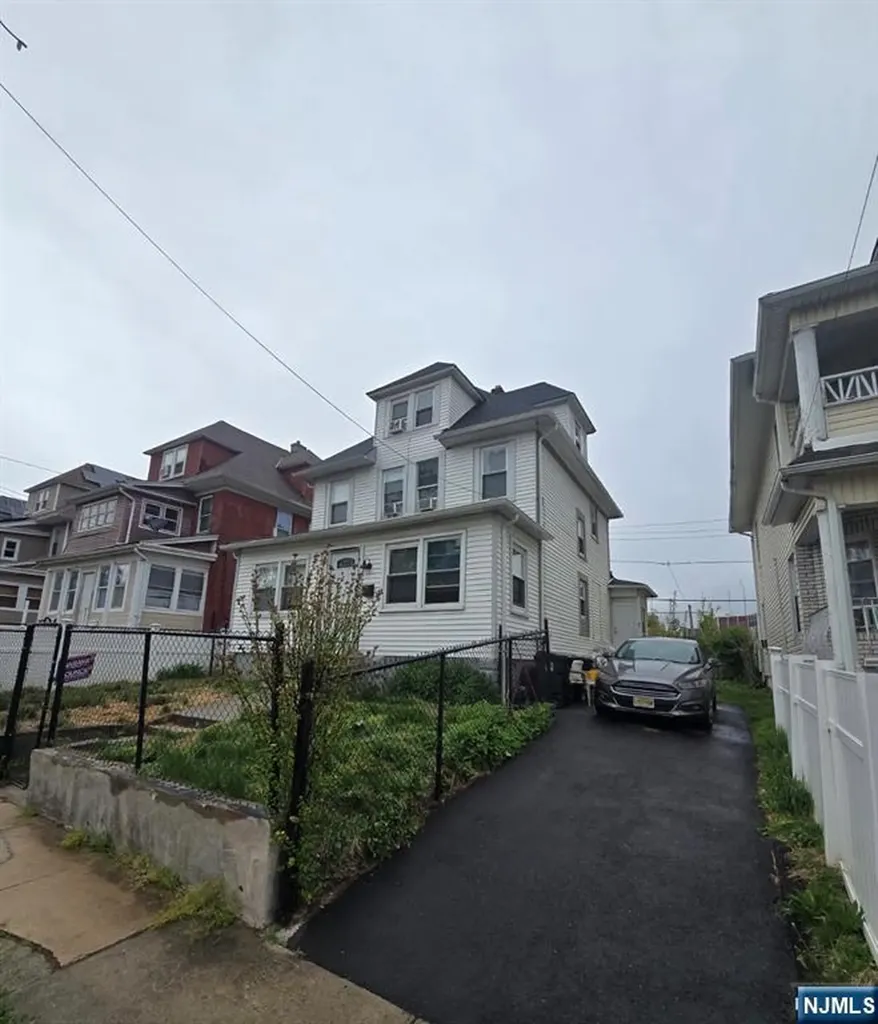 9 White Terrace Newark NJ 07108