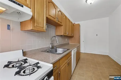 303 Hamilton Place Hackensack NJ 07601