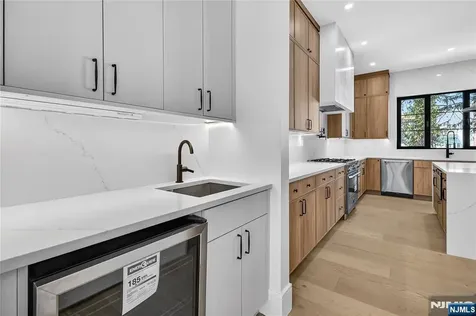 395 Hickory Avenue Paramus NJ 07652