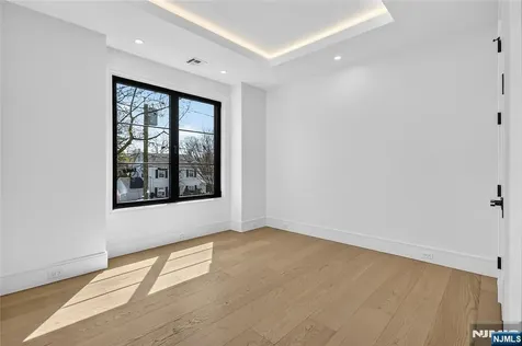 395 Hickory Avenue Paramus NJ 07652