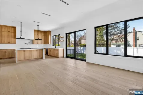 395 Hickory Avenue Paramus NJ 07652