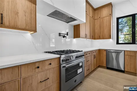 395 Hickory Avenue Paramus NJ 07652