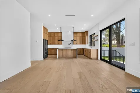 395 Hickory Avenue Paramus NJ 07652
