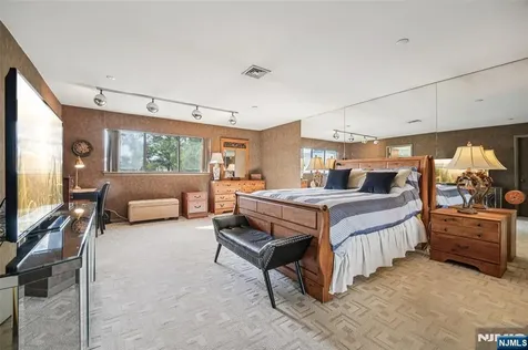 2 Carlyle Court Teaneck NJ 07666