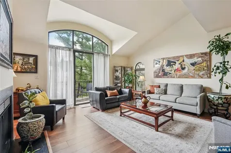 2 Carlyle Court Teaneck NJ 07666