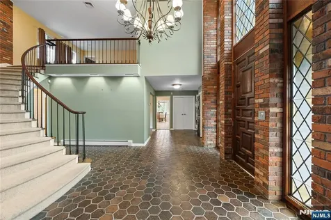 77 Macarthur Drive Clifton NJ 07013