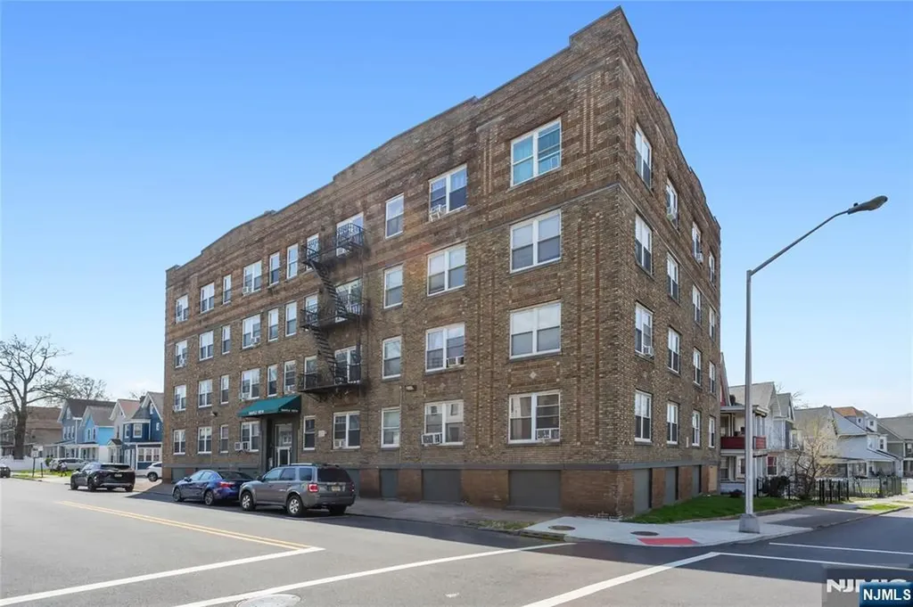 133 Maple Avenue East Orange NJ 07017