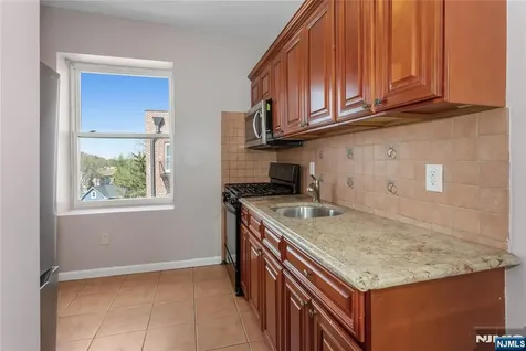 133 Maple Avenue East Orange NJ 07017