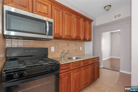 133 Maple Avenue East Orange NJ 07017
