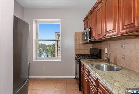 133 Maple Avenue East Orange NJ 07017