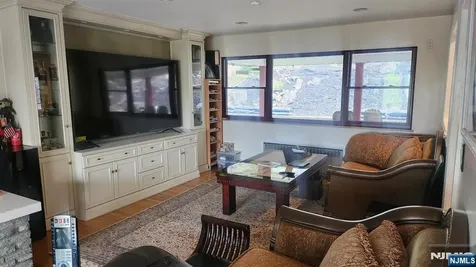 468 Oak Street Ridgefield NJ 07657