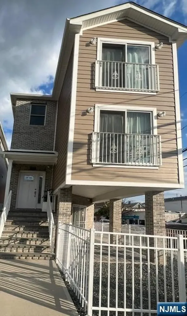 66 Delaware Street Elizabeth NJ 07206