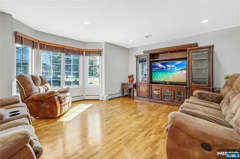 4 Maple Avenue Waldwick NJ 07463