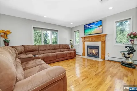 4 Maple Avenue Waldwick NJ 07463