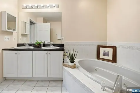 424 Hartford Drive Nutley NJ 07110