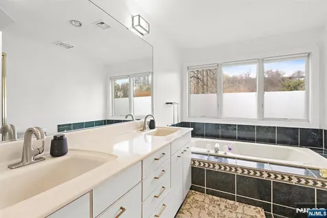 11A Riverview Circle North Bergen NJ 07047