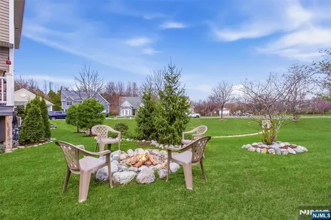 2 Bluffs Court Hamburg NJ 07419