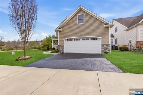 2 Bluffs Court Hamburg NJ 07419
