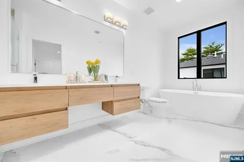 7 Skye Drive Paramus NJ 07652
