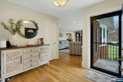 27 Howland Circle Caldwell NJ 07006
