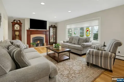 27 Howland Circle Caldwell NJ 07006