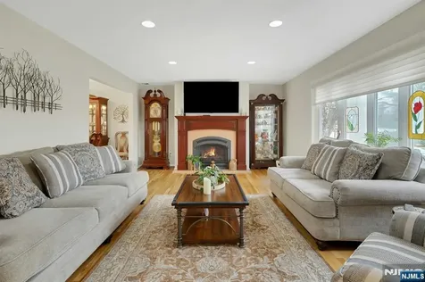 27 Howland Circle Caldwell NJ 07006