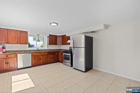 154 Ames Street Hackensack NJ 07601
