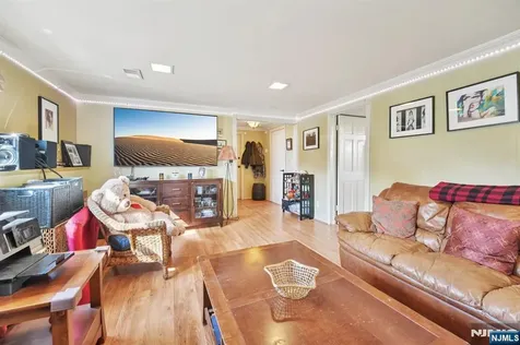 676 Rutgers Place Paramus NJ 07652