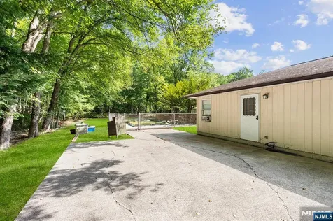 114 Van Dam Avenue Bloomingdale NJ 07403