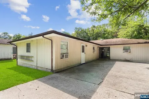 114 Van Dam Avenue Bloomingdale NJ 07403