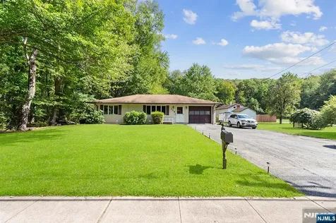 114 Van Dam Avenue Bloomingdale NJ 07403