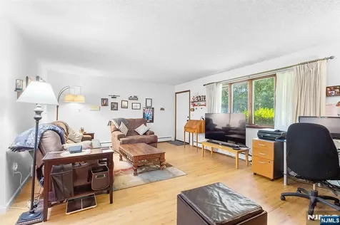 114 Van Dam Avenue Bloomingdale NJ 07403