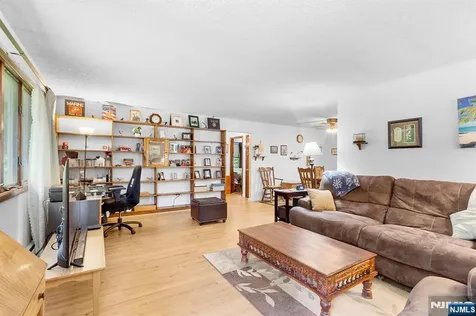 114 Van Dam Avenue Bloomingdale NJ 07403