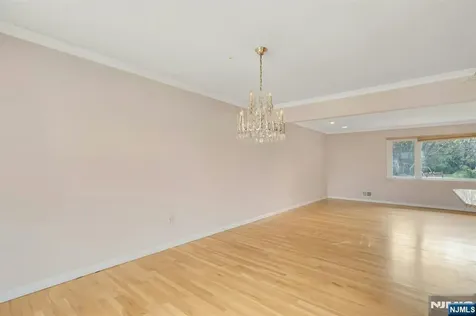 9 Hemlock Drive Paramus NJ 07652