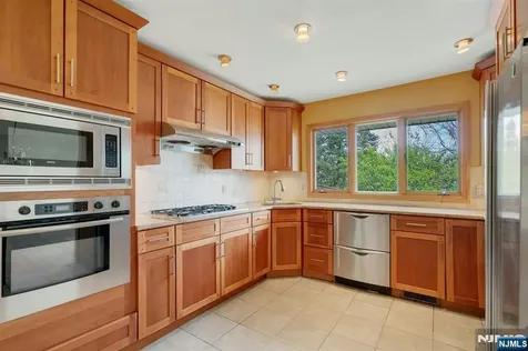 9 Hemlock Drive Paramus NJ 07652