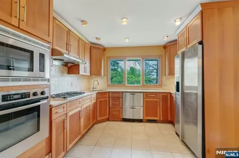 9 Hemlock Drive Paramus NJ 07652