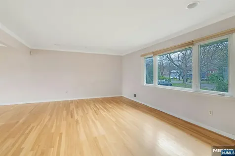9 Hemlock Drive Paramus NJ 07652