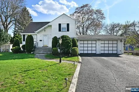 82 Arnot Place Paramus NJ 07652