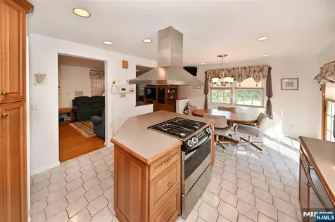 82 Arnot Place Paramus NJ 07652