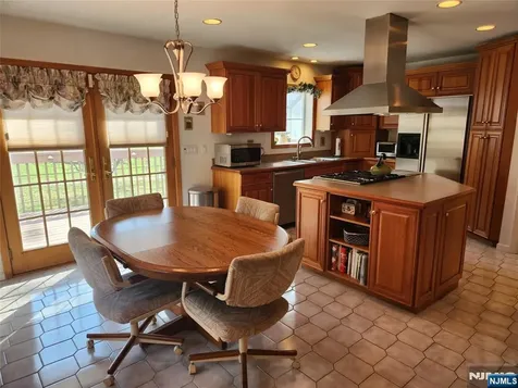 82 Arnot Place Paramus NJ 07652