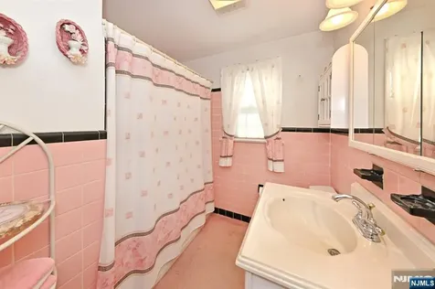 82 Arnot Place Paramus NJ 07652