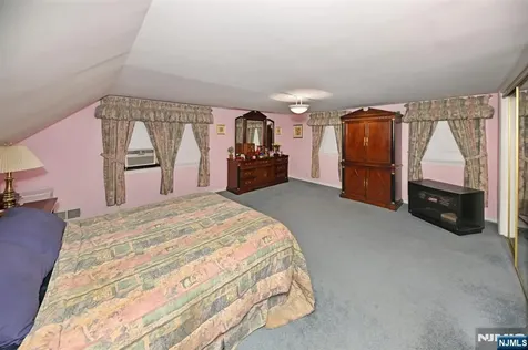 82 Arnot Place Paramus NJ 07652