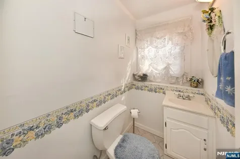 82 Arnot Place Paramus NJ 07652